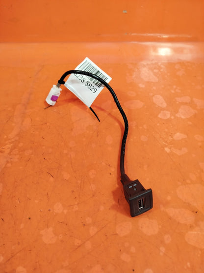 ✅MERCEDES W204 C220 AMG SPORT 2.1 DIESEL 2012 USB PORT SOCKET CONNECTOR A238 - Image 1