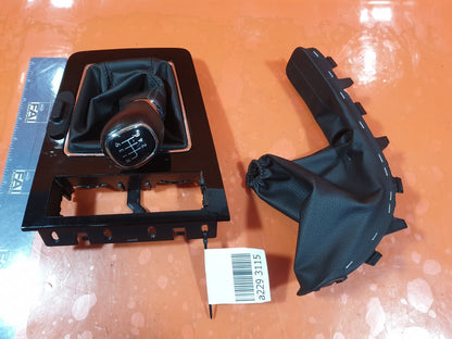 SKODA OCTAVIA MK3 1.4 PETROL 2018 GEARSTICK WITH SURROUNDING 5E2863212C Warranty - Image 1