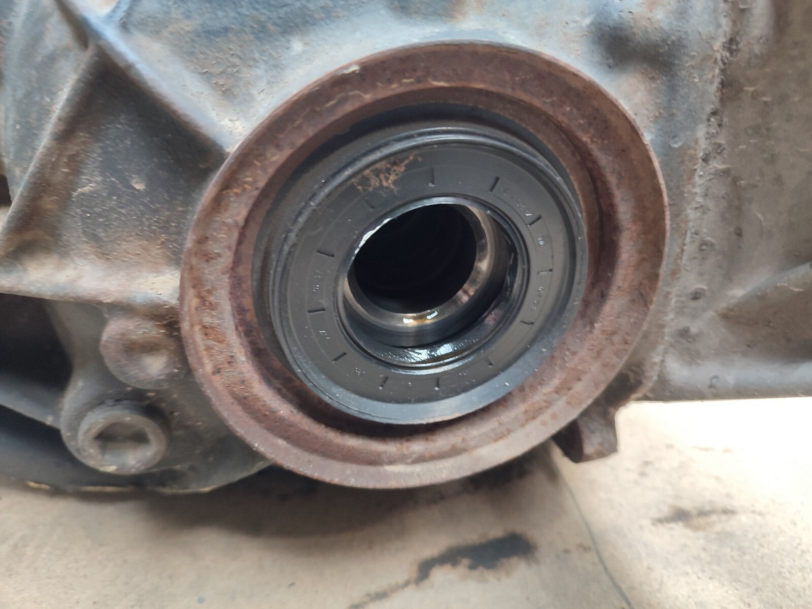 ✅2016 Mercedes C Class W205 2.0 Petrol Differential Rear 2043503914 3.07 A123 - Image 8