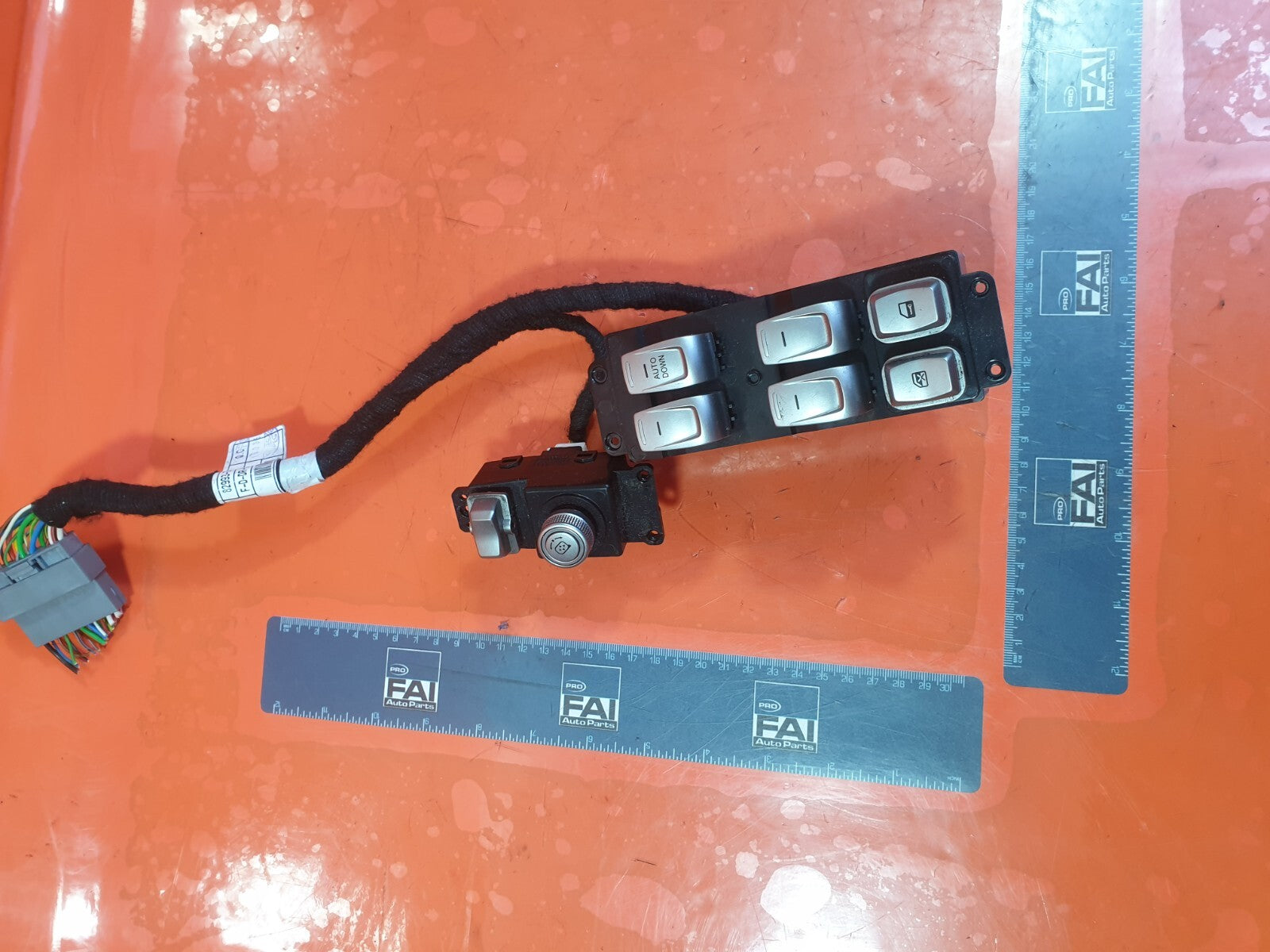 2017 SSANGYONG TIVOLI EX 1.6D FRONT RIGHT WINDOW SWITCH 8581235000 WARRANTY A230 - Image 1