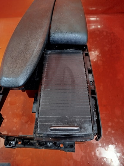 ✅MERCEDES W204 C220 AMG SPORT 2.1 DIESEL 2012 CENTRE CONSOLE LEATHER ARMREST - Image 6