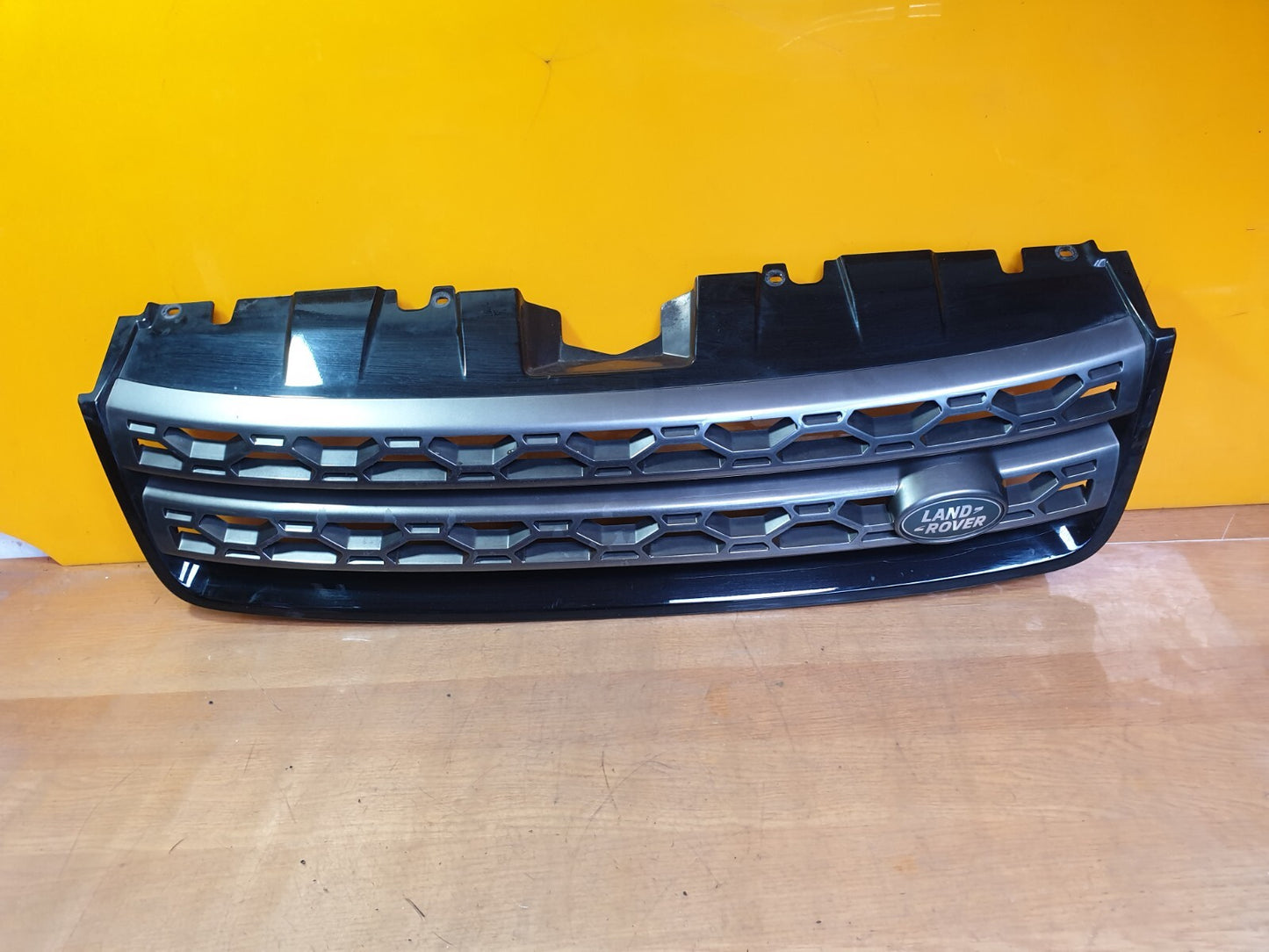 ✅2015 LAND ROVER DISCOVERY SPORT L550 FRONT BUMPER CENTRE GRILL FK72-BA100-CAW - Image 1