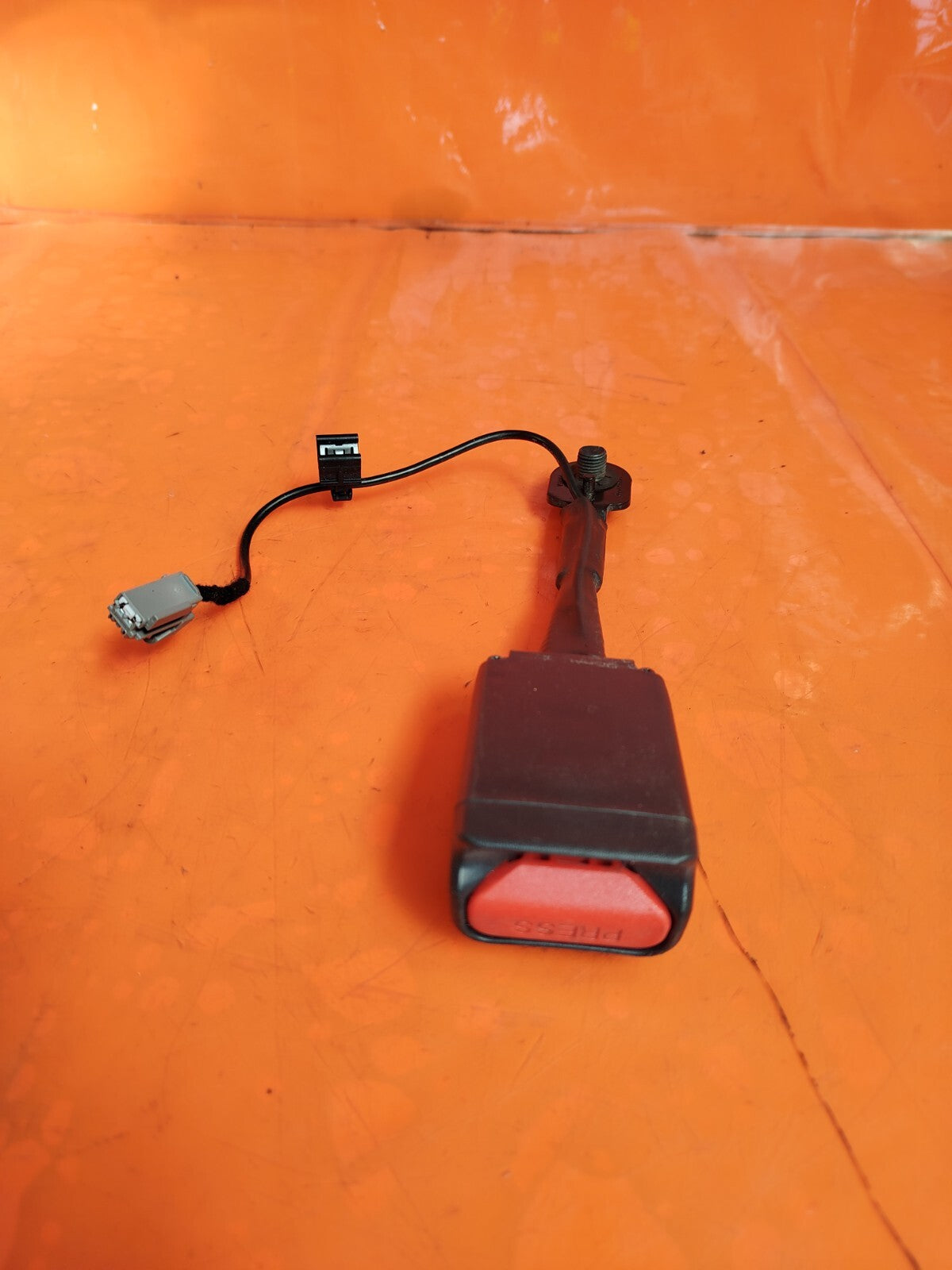 ✅TESLA MODEL 3 LONG RANGE 2020 FRONT RIGHT SEAT BELT BUCKLE 1090323-01-D A266 - Image 2
