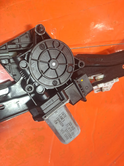 ✅BMW 118D F20 2.0 Diesel 2015 Front Right Window Regulator And Motor 7242562 - Image 8