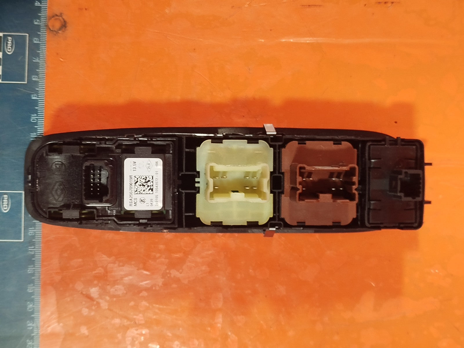 ✅2024 DACIA DUSTER JOURNEY FRONT RIGHT WINDOW SWITCH 255709019R + WARRANTY A364 - Image 9