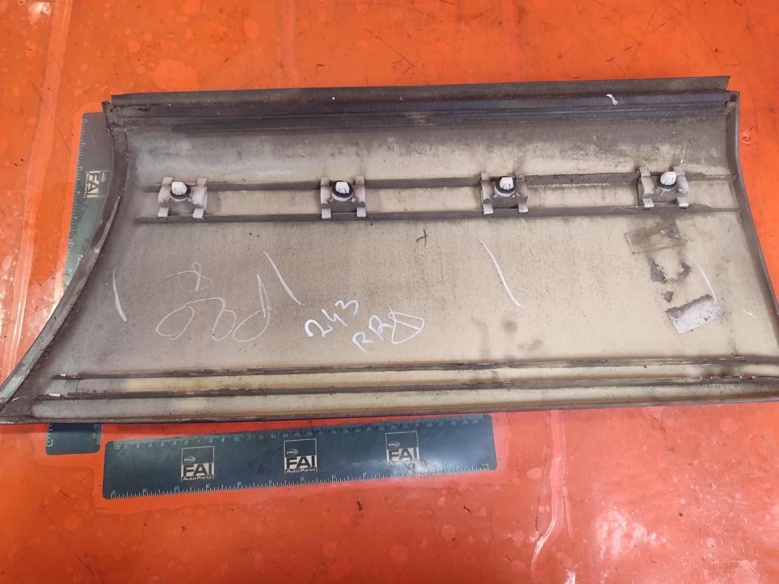 ✅2011 LAND ROVER RANGE ROVER L322 REAR RIGHT DOOR LOWER MOULDING TRIM 8263898 - Image 7