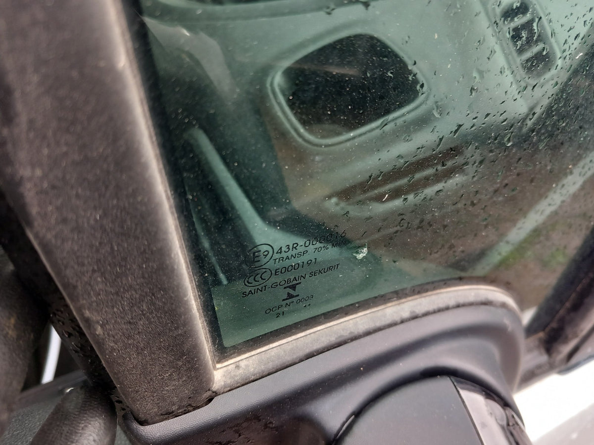 2022 Peugeot Partner K9  Front Right Quarter Window Glass Warranty A419 - Image 4