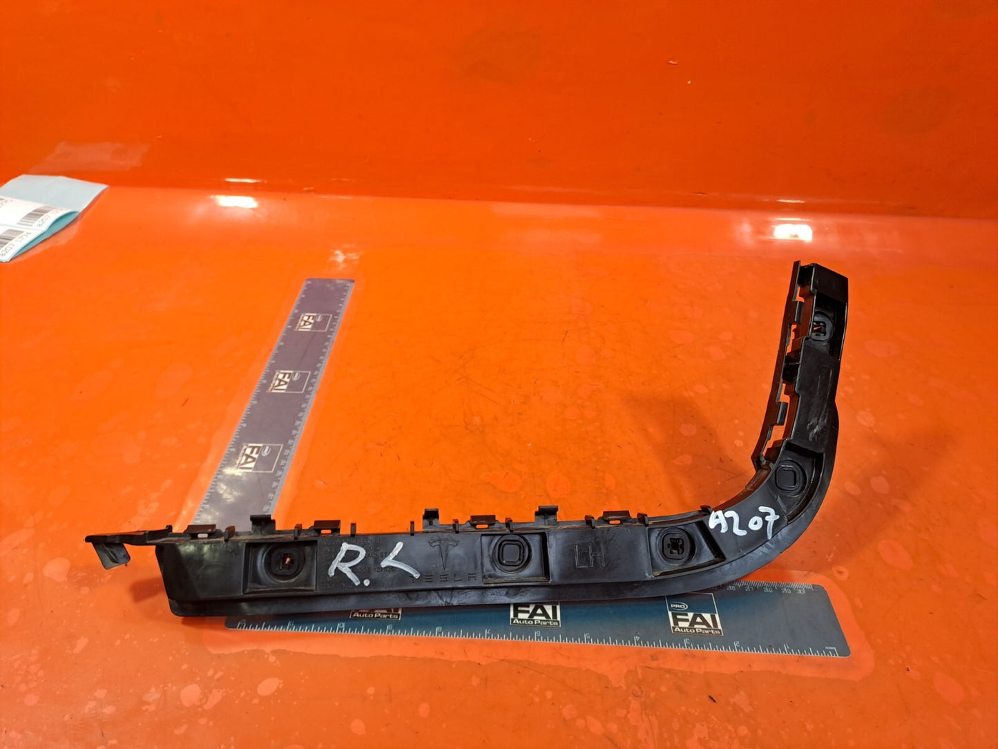 TESLA MODEL 3 LONG 2024 REAR LEFT WING SUPPORT BRACKET 1762734-00-C 1757097-00-D - Image 1