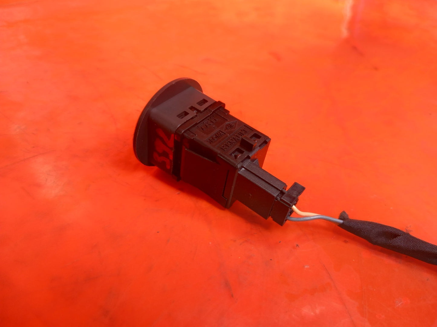 Renault Captur 1.6 Petrol 2023 Passenger ArBag On Off Control Switch 681991670R  - Image 4