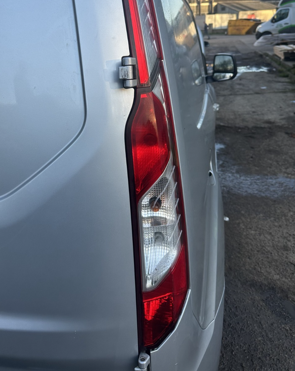 ✅2017 FORD TRANSIT CONNECT REAR RIGHT LOWER TAIL LIGHT DT11-13404-AD A369 - Image 1