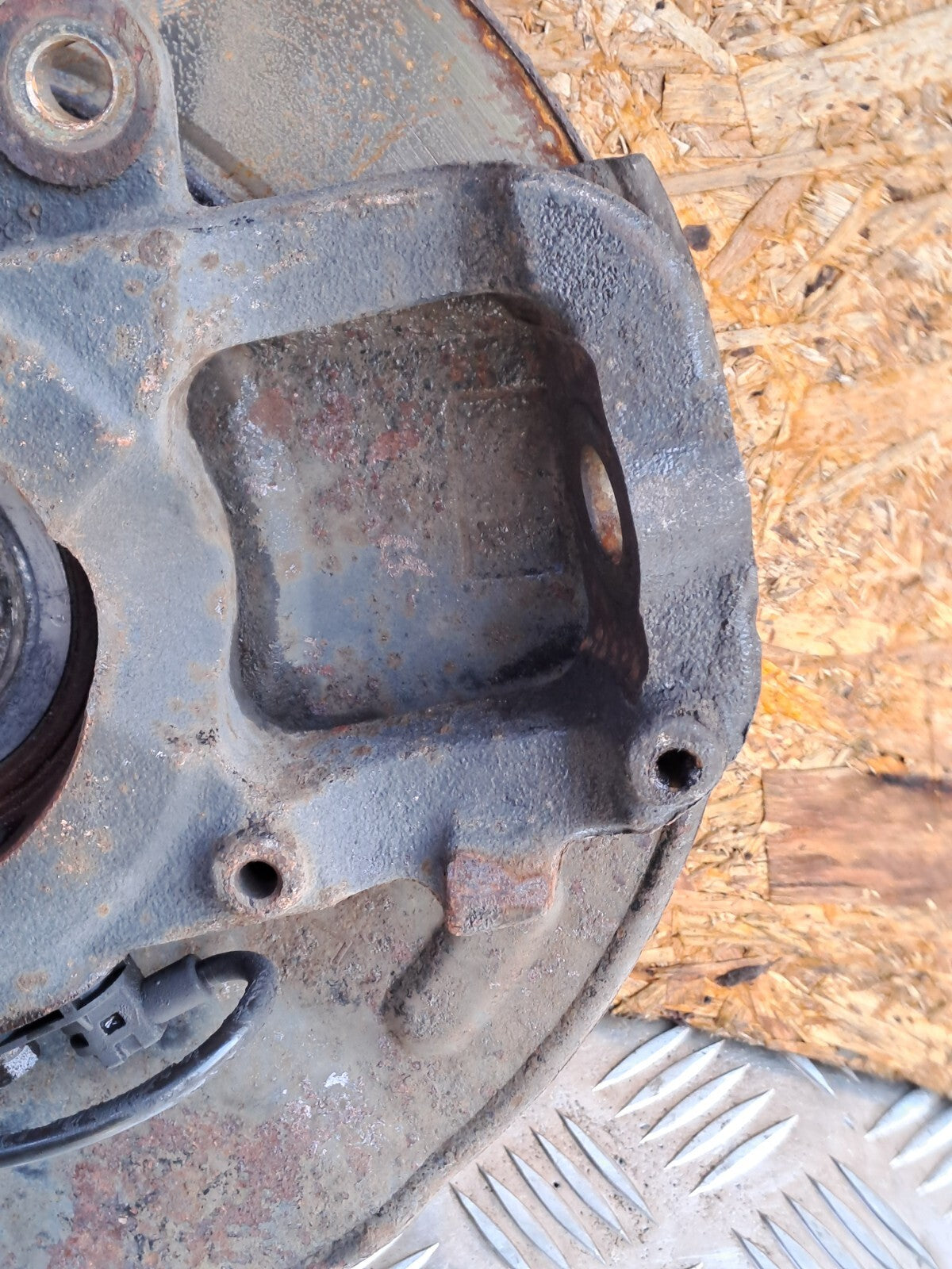 ✅2013 SSANGYONG KORANDO S 2.0D FRONT LEFT WHEEL HUB + WARRANTY A282 - Image 4