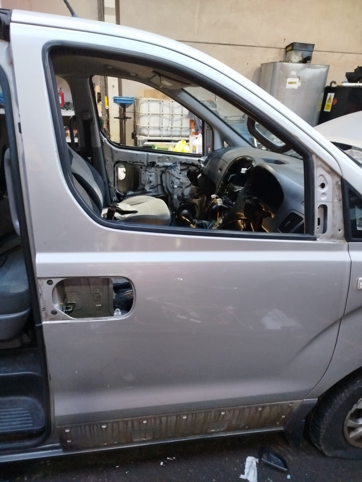 ✅2010 HYUNDAI I800 2.5D FRONT RIGHT DOOR W/O MIRROR SILVER + WARRANTY A325 - Image 3