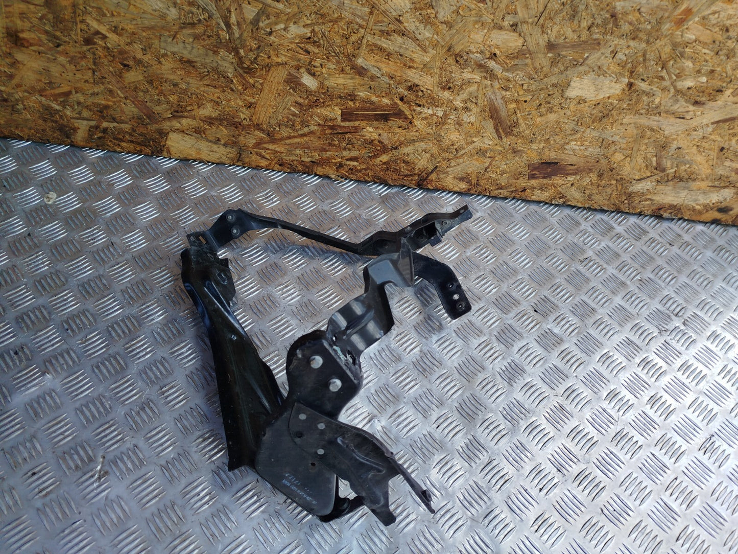 ✅MERCEDES C250 W204 2.1 DIESEL 2011 FRONT RIGHT HEADLIGHT BRACKET A2046201091 - Image 1