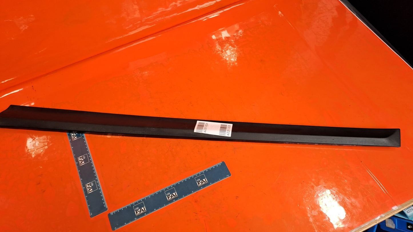 2021 KIA XCEED 4 LSG 1.5P FRONT DOOR RIGHT SIDE LOWER TRIM MOULDING PANEL A228 - Image 1