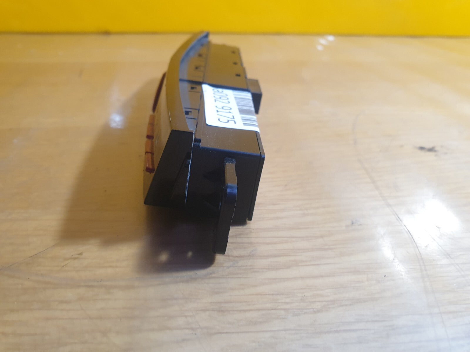 ✅2018 SSANGYONG TIVOLI 1.6D LANE ASSIST HAZARD SWITCH PANEL 85201-35040 A092 - Image 7