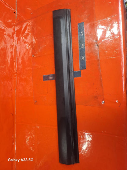 ✅2015 LAND ROVER DISCOVERY 4 L319 FRONT RIGHT LOWER DOOR MOULDING TRIM DGP000123 - Image 2