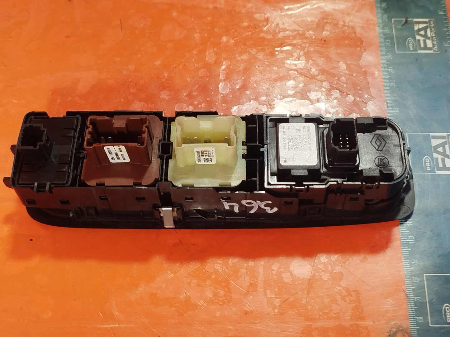 ✅2024 DACIA DUSTER JOURNEY FRONT RIGHT WINDOW SWITCH 255709019R + WARRANTY A364 - Image 7
