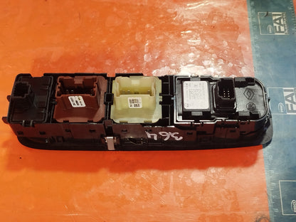 ✅2024 DACIA DUSTER JOURNEY FRONT RIGHT WINDOW SWITCH 255709019R + WARRANTY A364 - Image 7