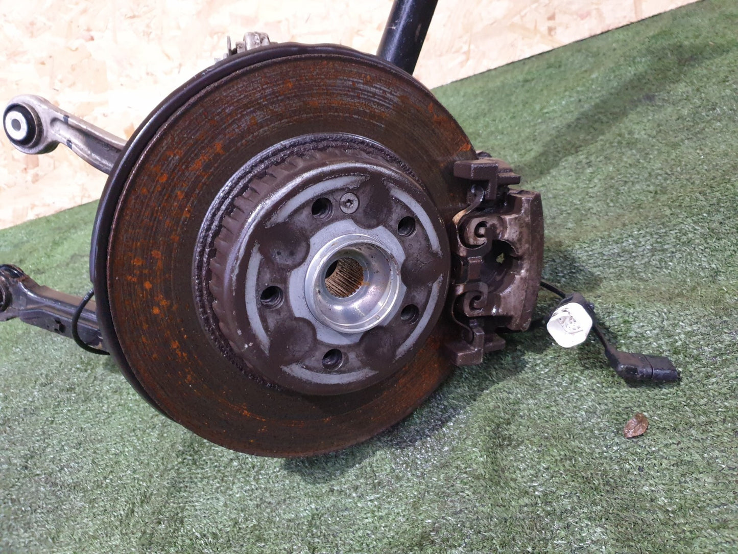 ✅2016 MERCEDES C CLASS W205 2.0P REAR LEFT SUSPENSION LEG HUB A2053521900 A123 - Image 1