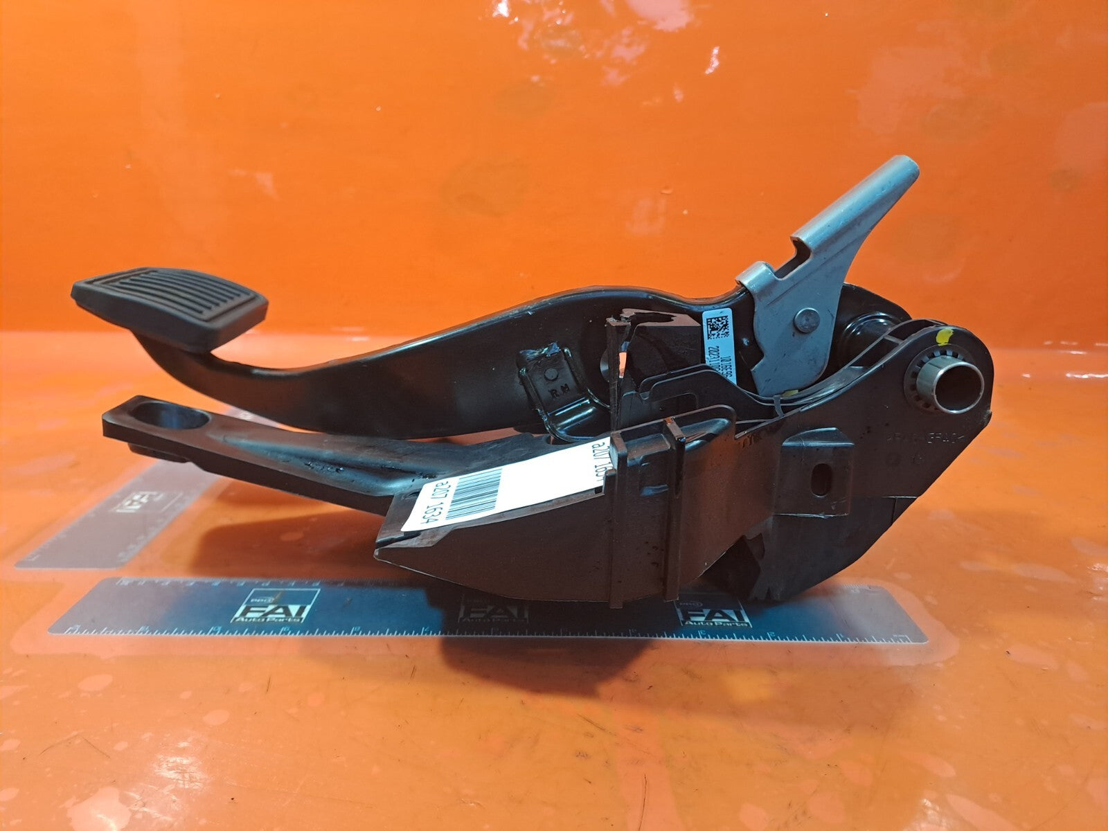 TESLA Model 3 Long 2024 BRAKE PEDAL ASSEMBLY 1044692-00-E Warranty A207 - Image 2