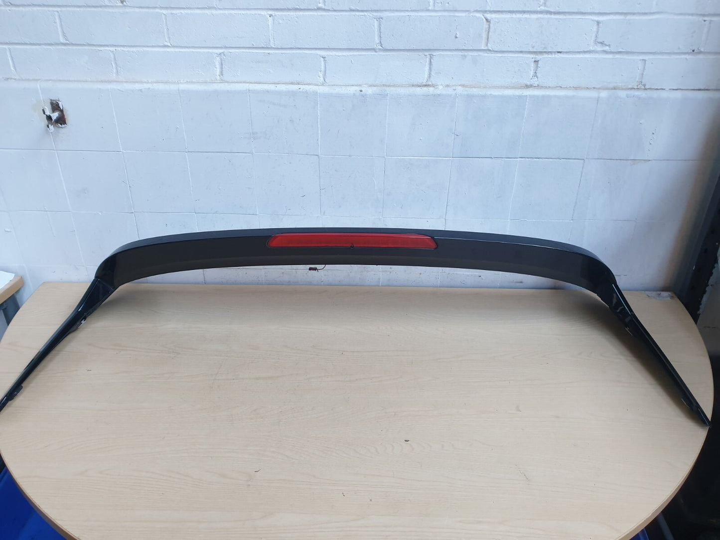 BMW F46 216D 1.5 DIESEL 2018 SPOILER REAR TAILGATE 7349464 - Image 2
