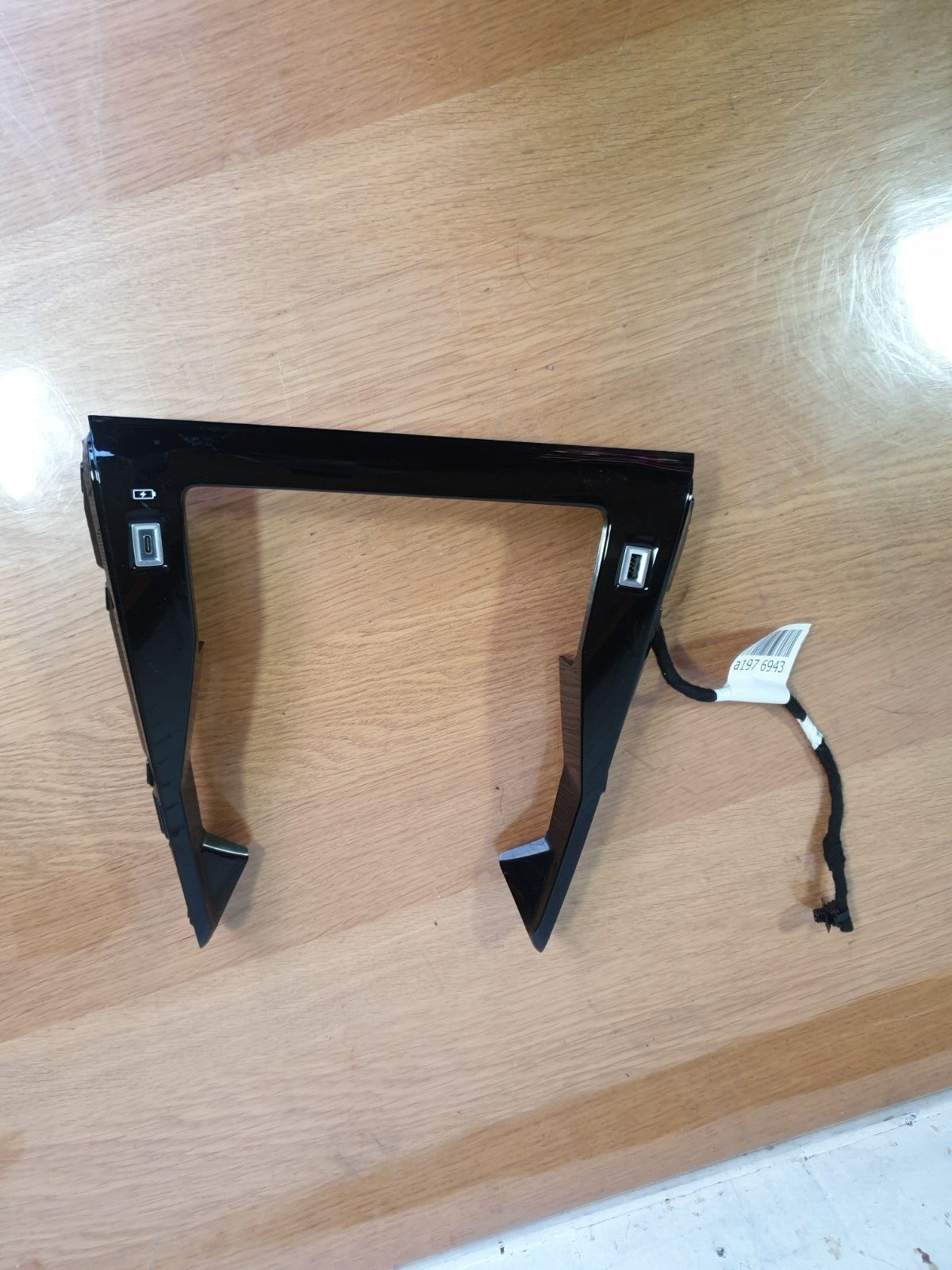 ✅2020 PEUGEOT 208 ALLURE EV CENTRE CONSOLE TRIM AND USB SOCKET 9831377180 A197 - Image 2
