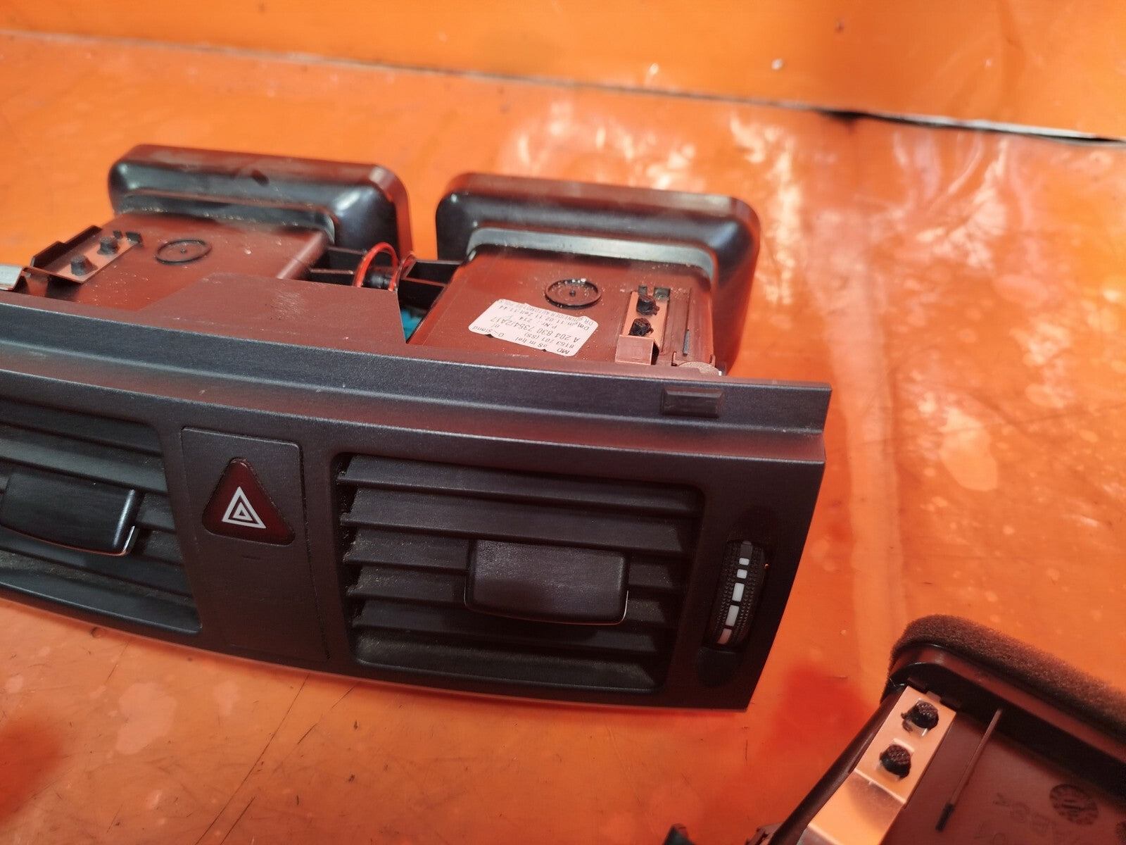 ✅Mercedes C-Class C250 W204 2.1 Diesel 2011 DASHBOARD AIR VENTS A2048307354 A283 - Image 8