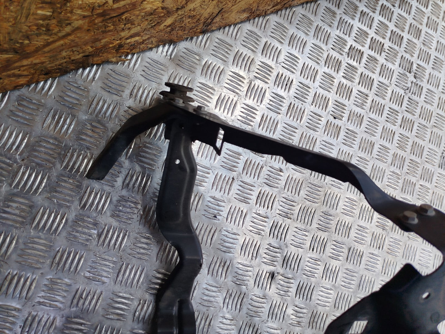 ✅MERCEDES C250 W204 2.1 DIESEL 2011 FRONT RIGHT HEADLIGHT BRACKET A2046201091 - Image 7