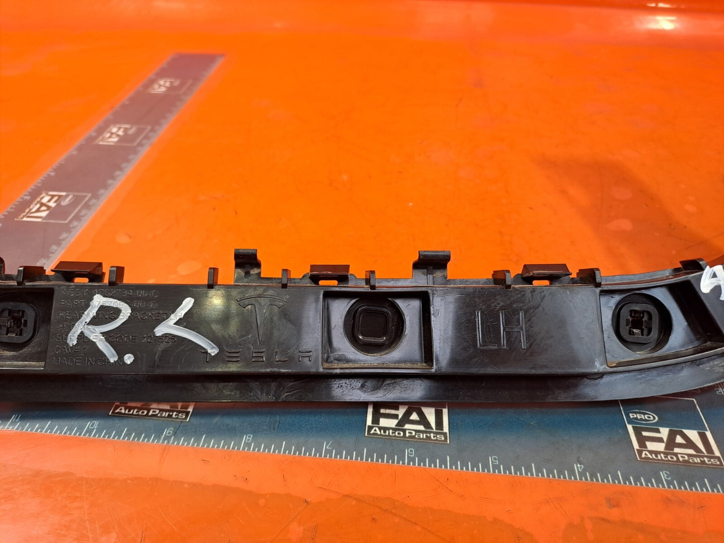 TESLA MODEL 3 LONG 2024 REAR LEFT WING SUPPORT BRACKET 1762734-00-C 1757097-00-D - Image 3