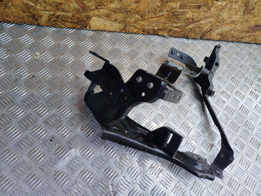 ✅MERCEDES C250 W204 2.1 DIESEL 2011 FRONT LEFT HEADLIGHT BRACKET A2046200991 - Image 2