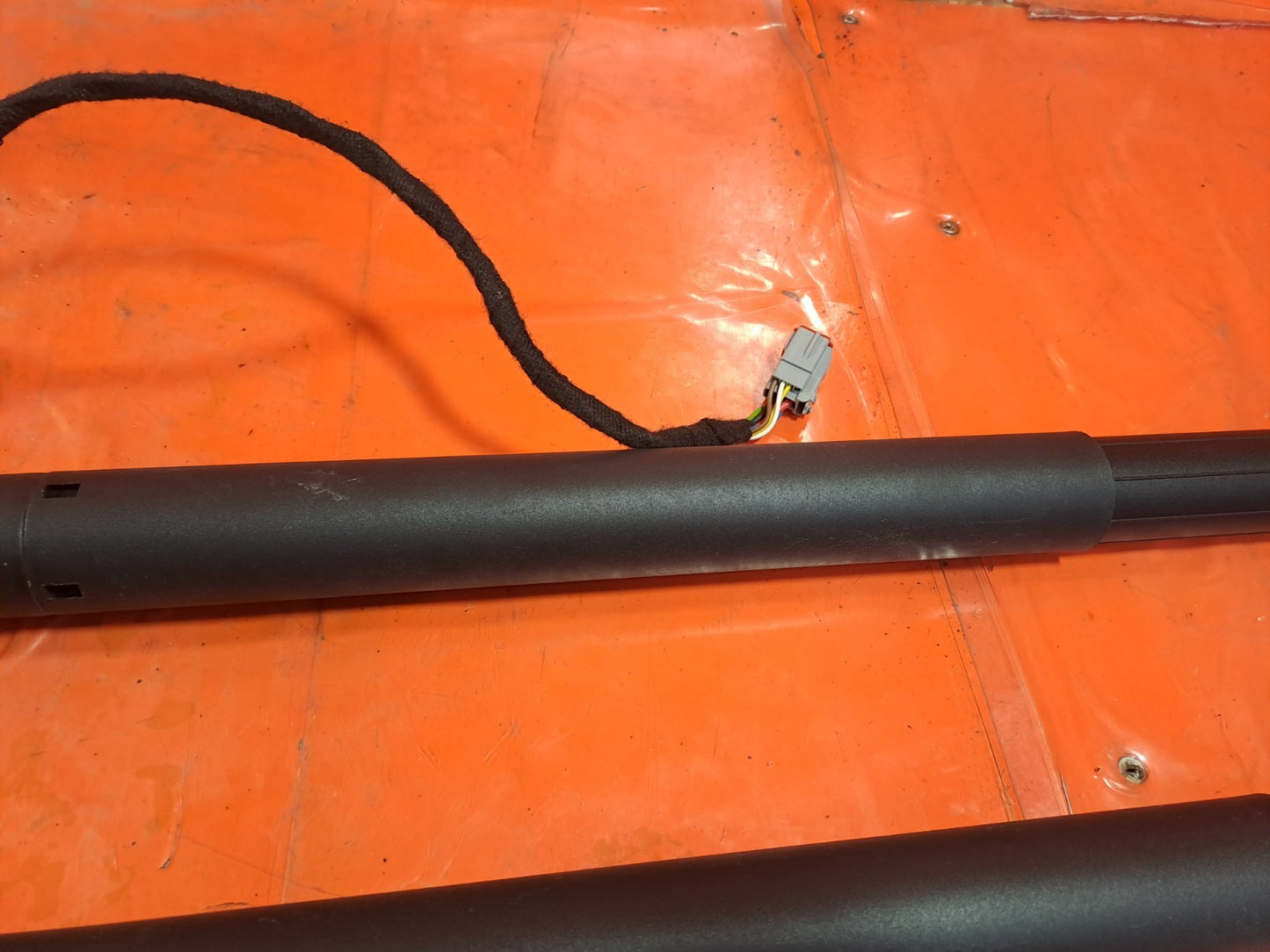 ✅2019 Ford Focus MK4 ST-Line Tailgate Strut Pair JX7B-N404C84-AD + Warranty A354 - Image 4
