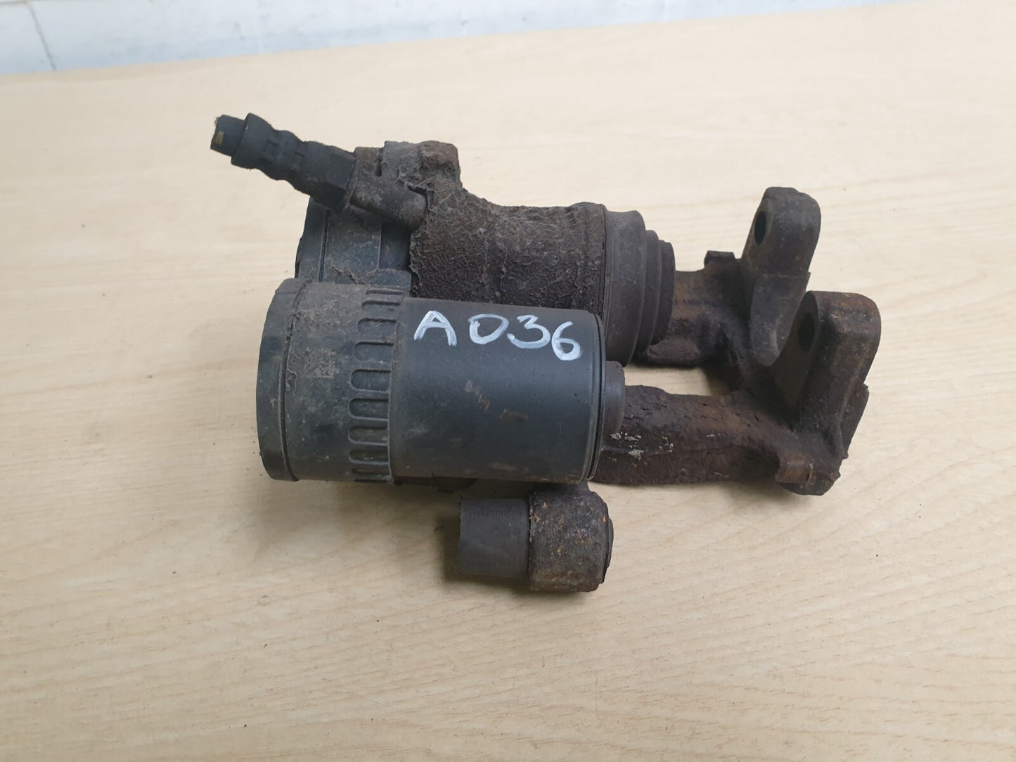 BMW F46 216D 1.5 DIESEL 2018 LEFT REAR BRAKE CALIPER - Image 3