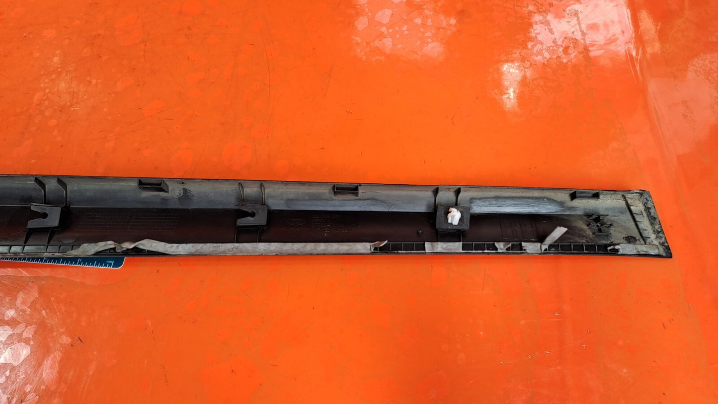 2021 KIA XCEED 4 LSG 1.5P FRONT DOOR RIGHT SIDE LOWER TRIM MOULDING PANEL A228 - Image 7