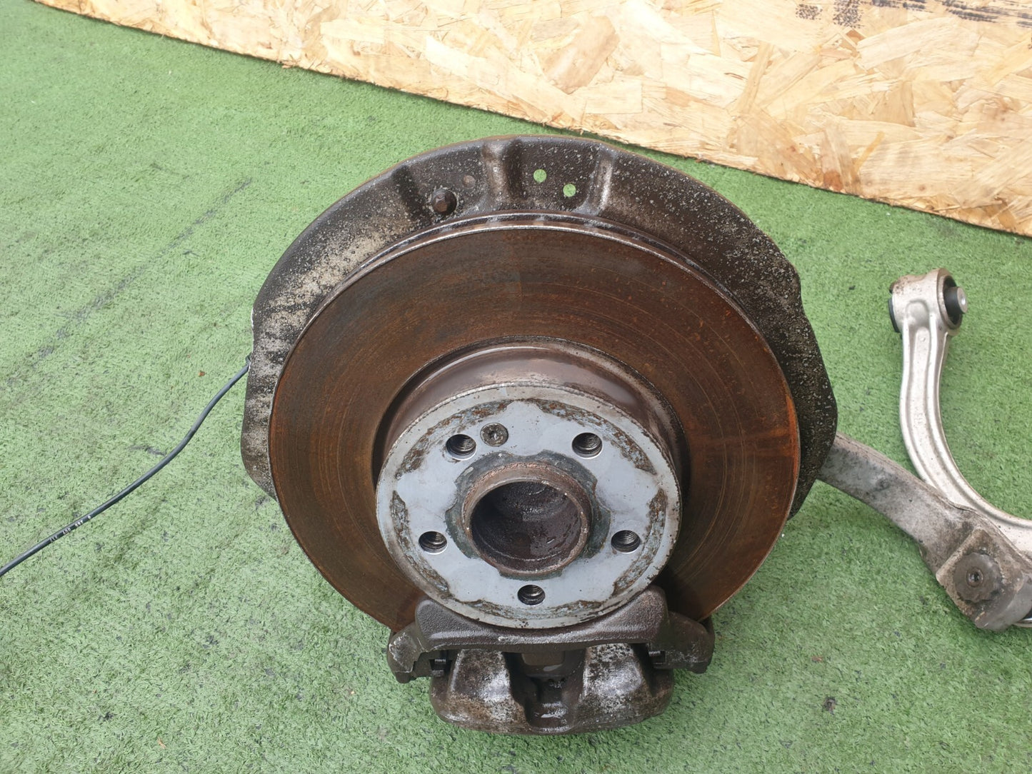 ✅Mercedes C Class W205 2014 Wheel Hub Front Left A2052100 + Warranty A147 - Image 2