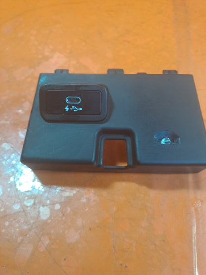 ✅BMW G20 320I M SPORT 2.0 PETROL 2021 CENTRE CONSOLE USB SOCKET PORT 7943067 - Image 1