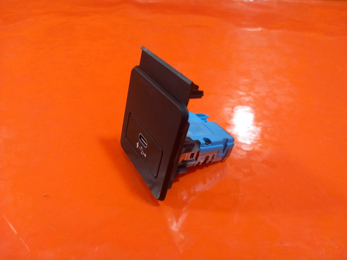 BMW F40 116D 1.5 Diesel 2021 USB Port 8711939 Warranty A365 - Image 3