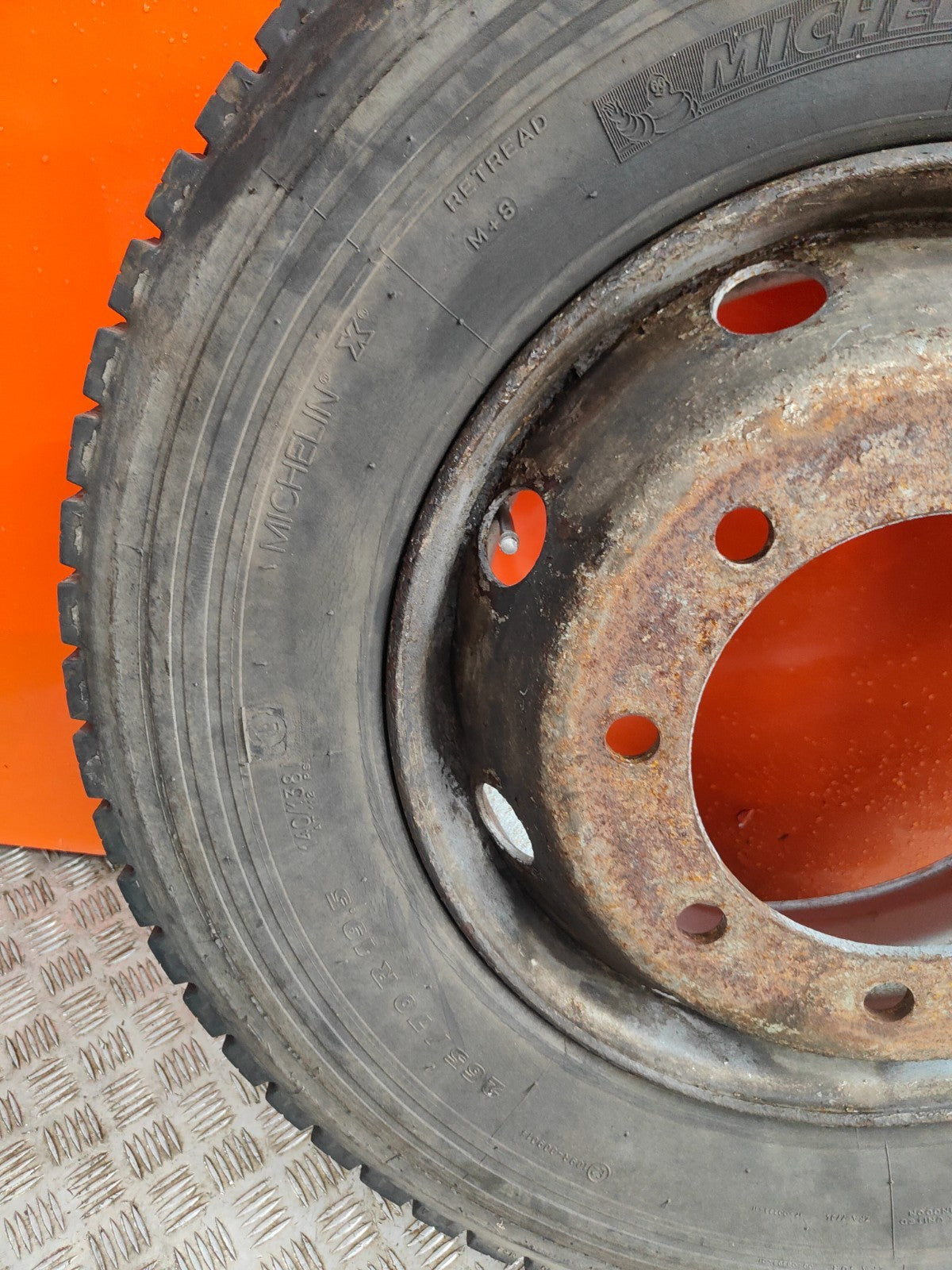 ✅2003 VOLVO FL 5.5D REAR ALLOY WHEEL WITH TYRE 265/70 R19.5 + WARRANTY A324 - Image 4
