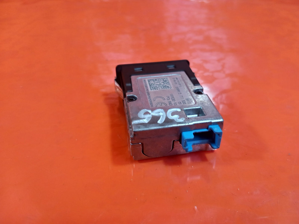 BMW F40 116D 1.5 Diesel 2021 Dual USB Port Charging Socket 8711938 Warranty A365 - Image 4