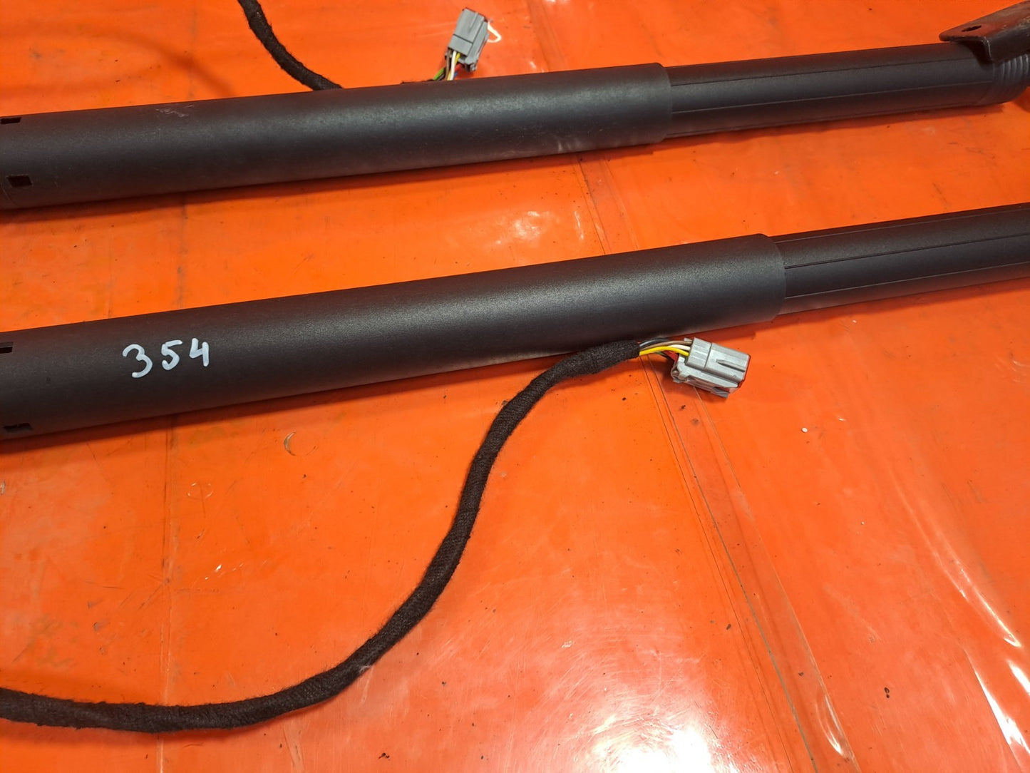 ✅2019 Ford Focus MK4 ST-Line Tailgate Strut Pair JX7B-N404C84-AD + Warranty A354 - Image 9
