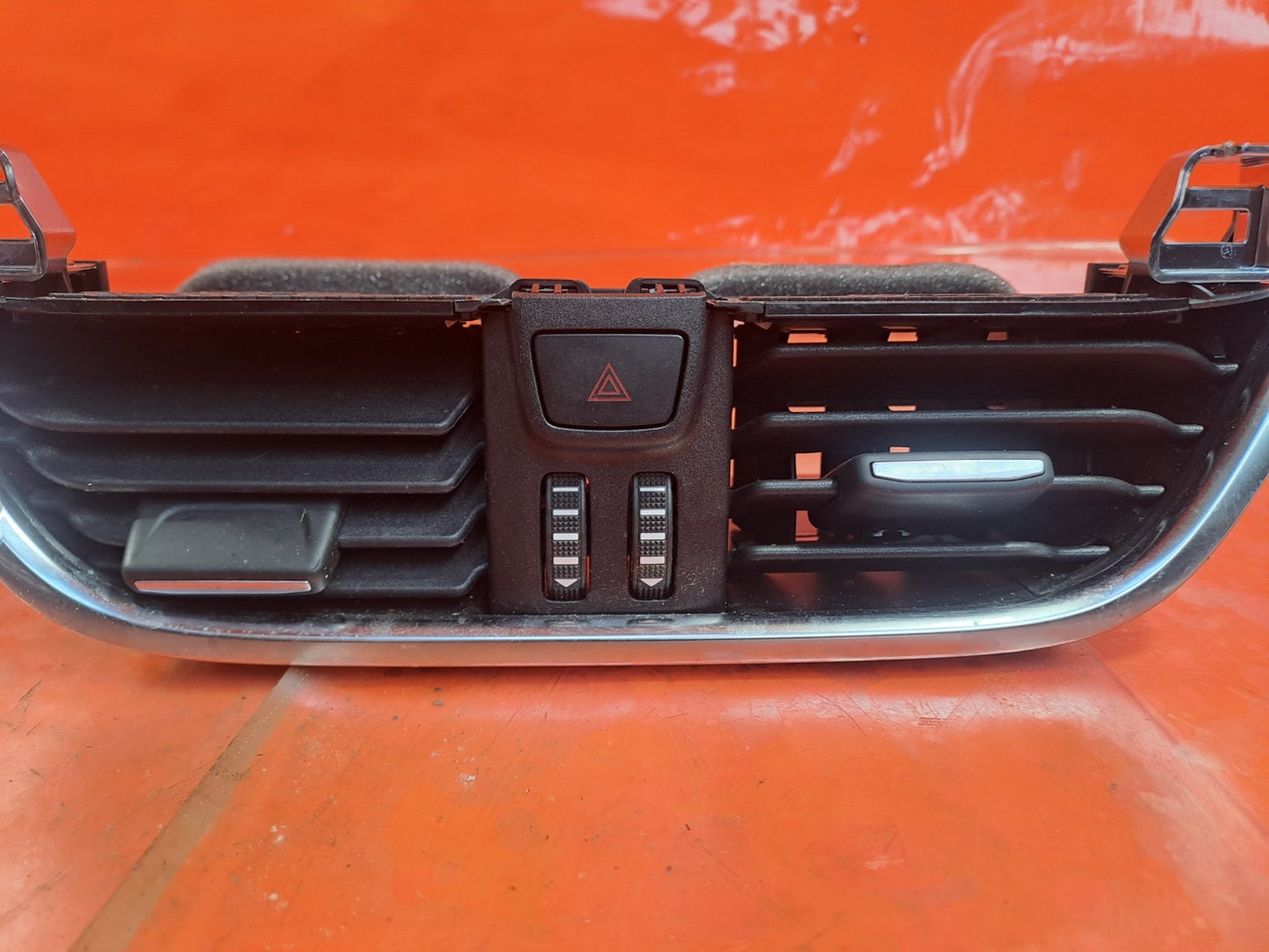 ✅2023 FORD PUMA TITANIUM DASHBOARD CENTRE AIR VENT GRILL H1BB-19K617 + WARRANTY - Image 4