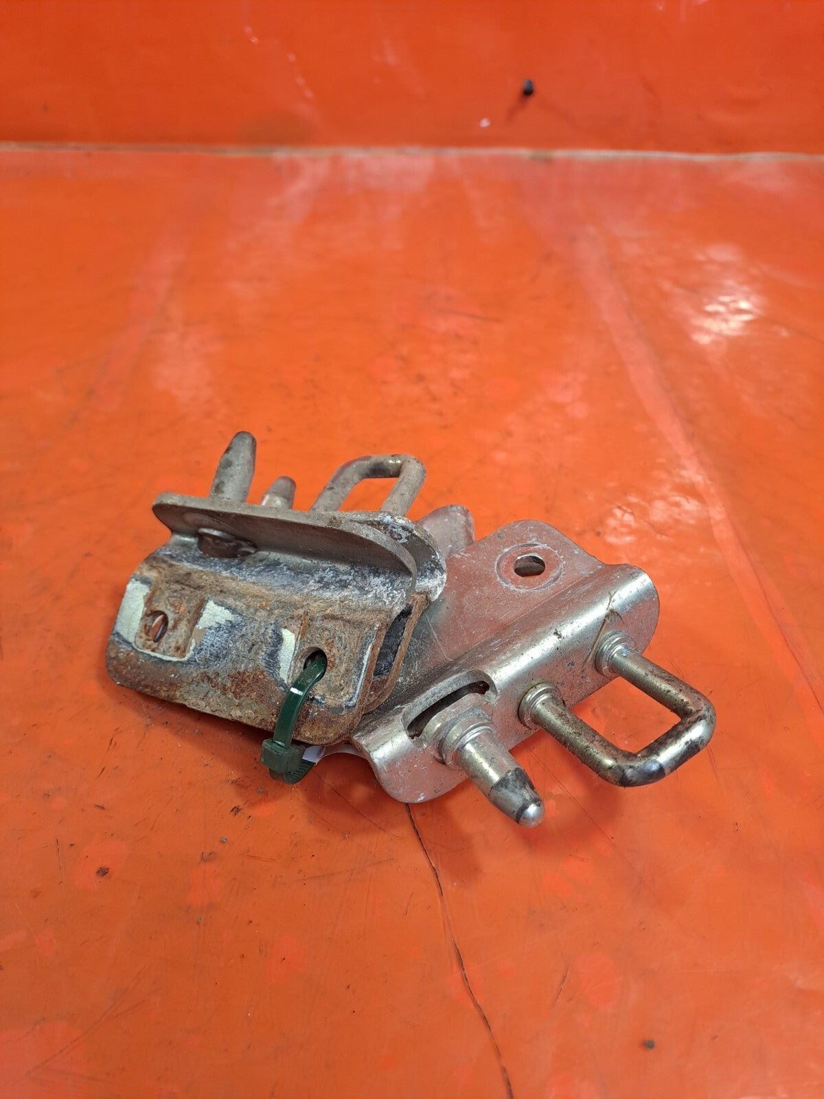 ✅2017 VW CRAFTER 2E REAR DOOR HINGE STRIKER PLATES A9067400032 + WARRANTY - Image 4