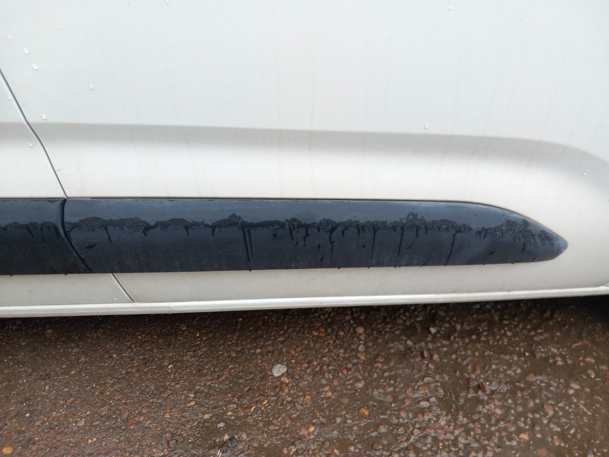 2022 Peugeot Partner K9 Front Right Door Lower Moulding Warranty A419 - Image 1
