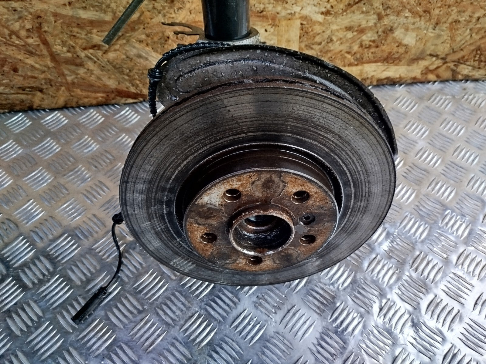 ✅BMW 2 Series F45 216D Luxury 2017 1.5 Diesel FRONT LEFT SUSPENSION LEG HUB A231 - Image 4