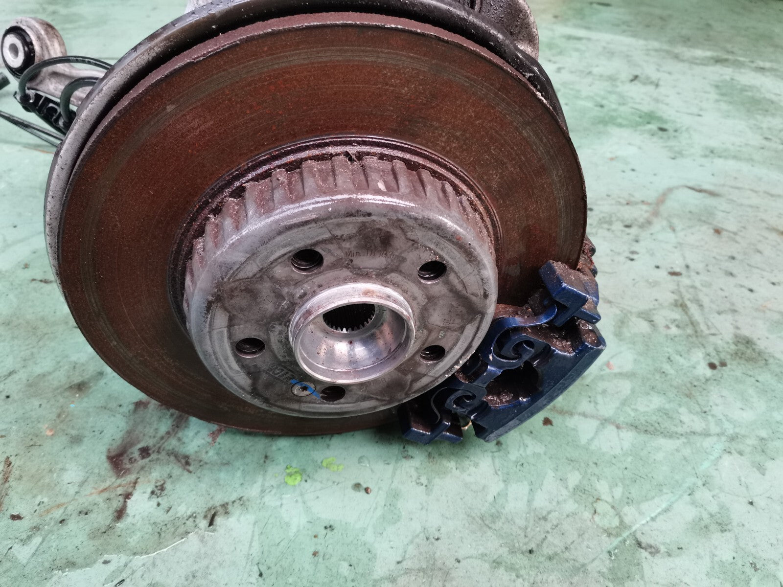 MERCEDES C200 W205 2.0 PETROL 2015 REAR RIGHT SUSPENSION LEG A2054232098 A048 - Image 4
