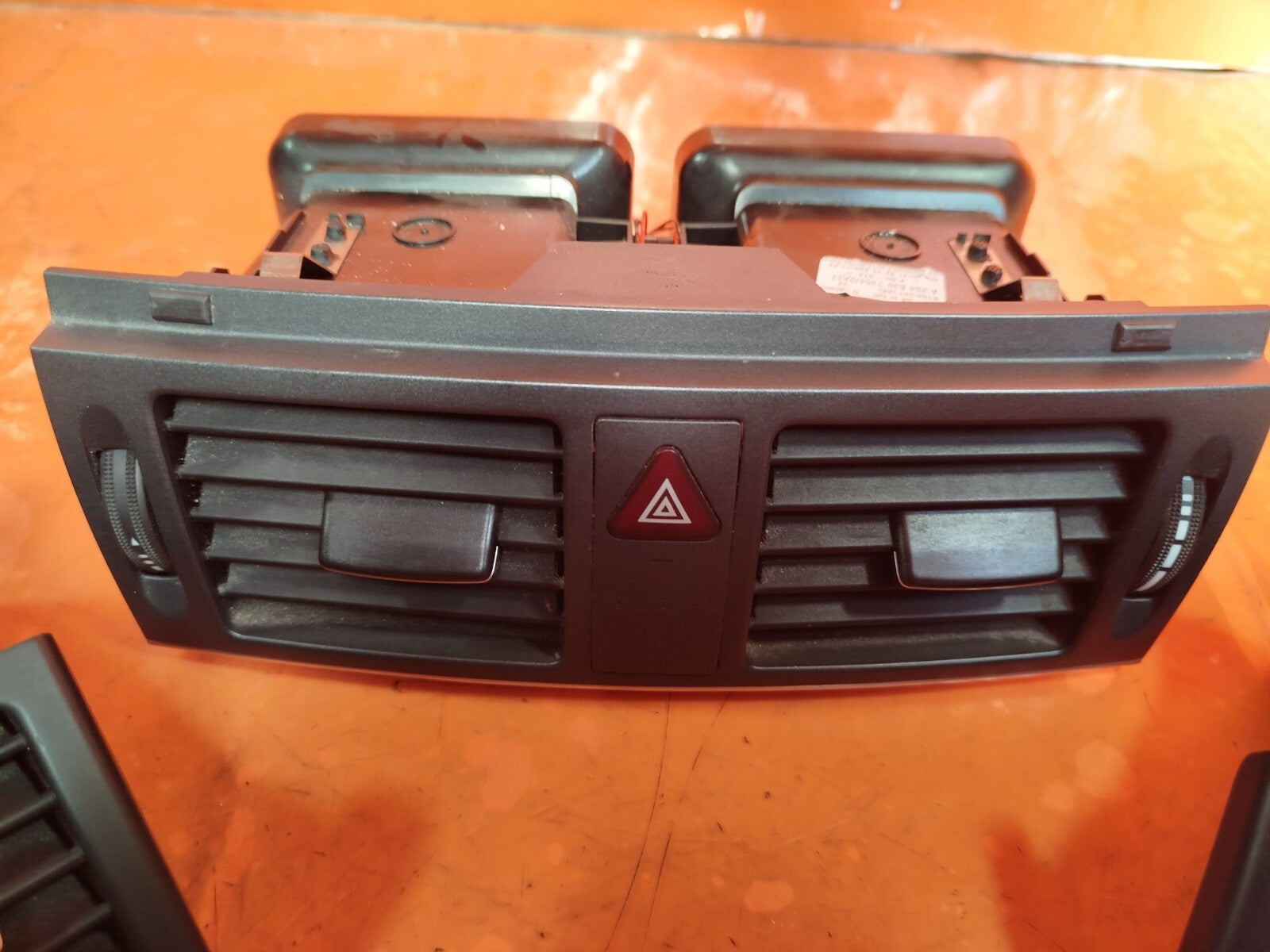 ✅Mercedes C-Class C250 W204 2.1 Diesel 2011 DASHBOARD AIR VENTS A2048307354 A283 - Image 7