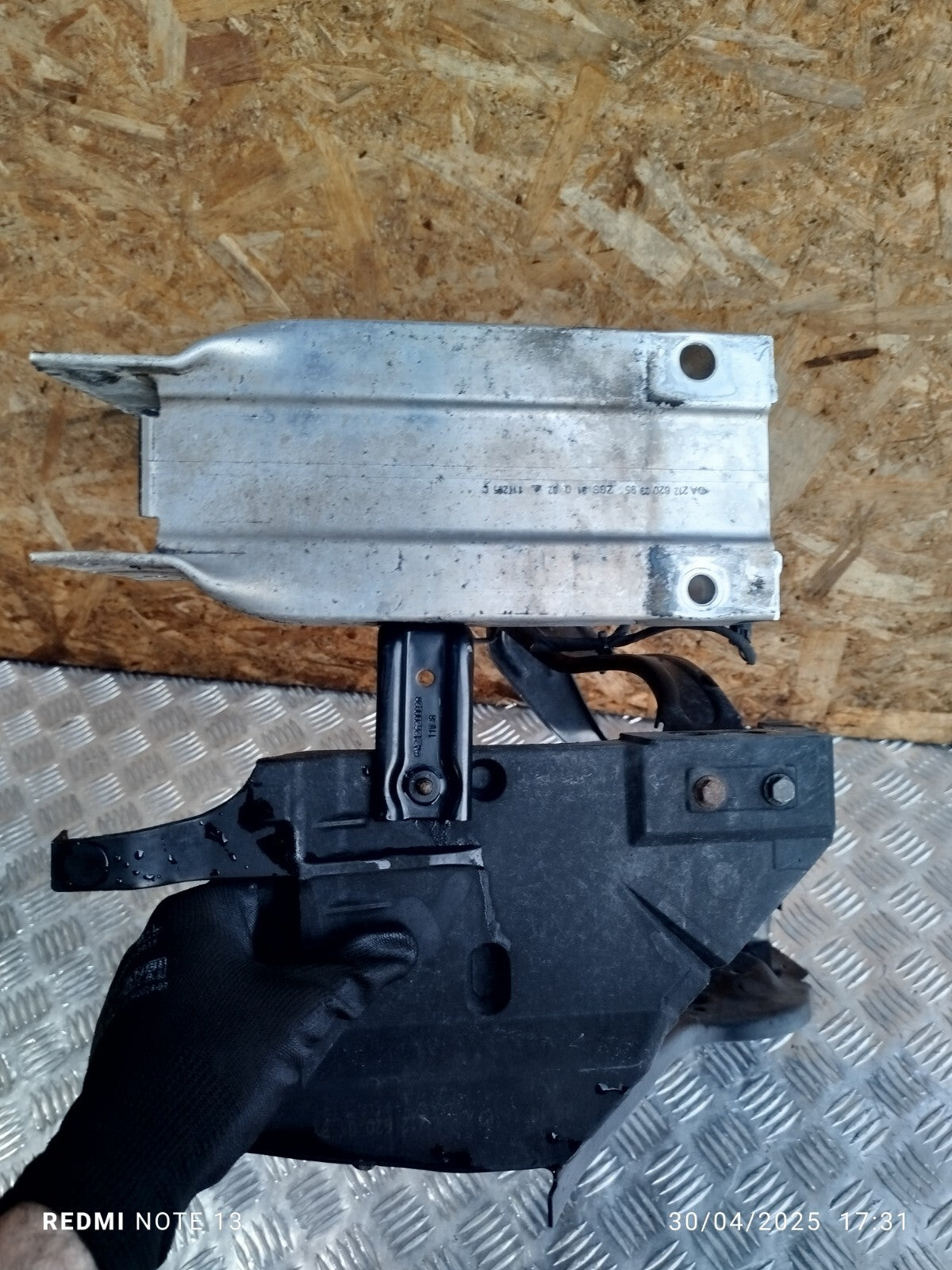 ✅MERCEDES E250 W212 2.1 DIESEL 2011 FRONT LEFT HEADLIGHT BRACKET A212620021 A269 - Image 3