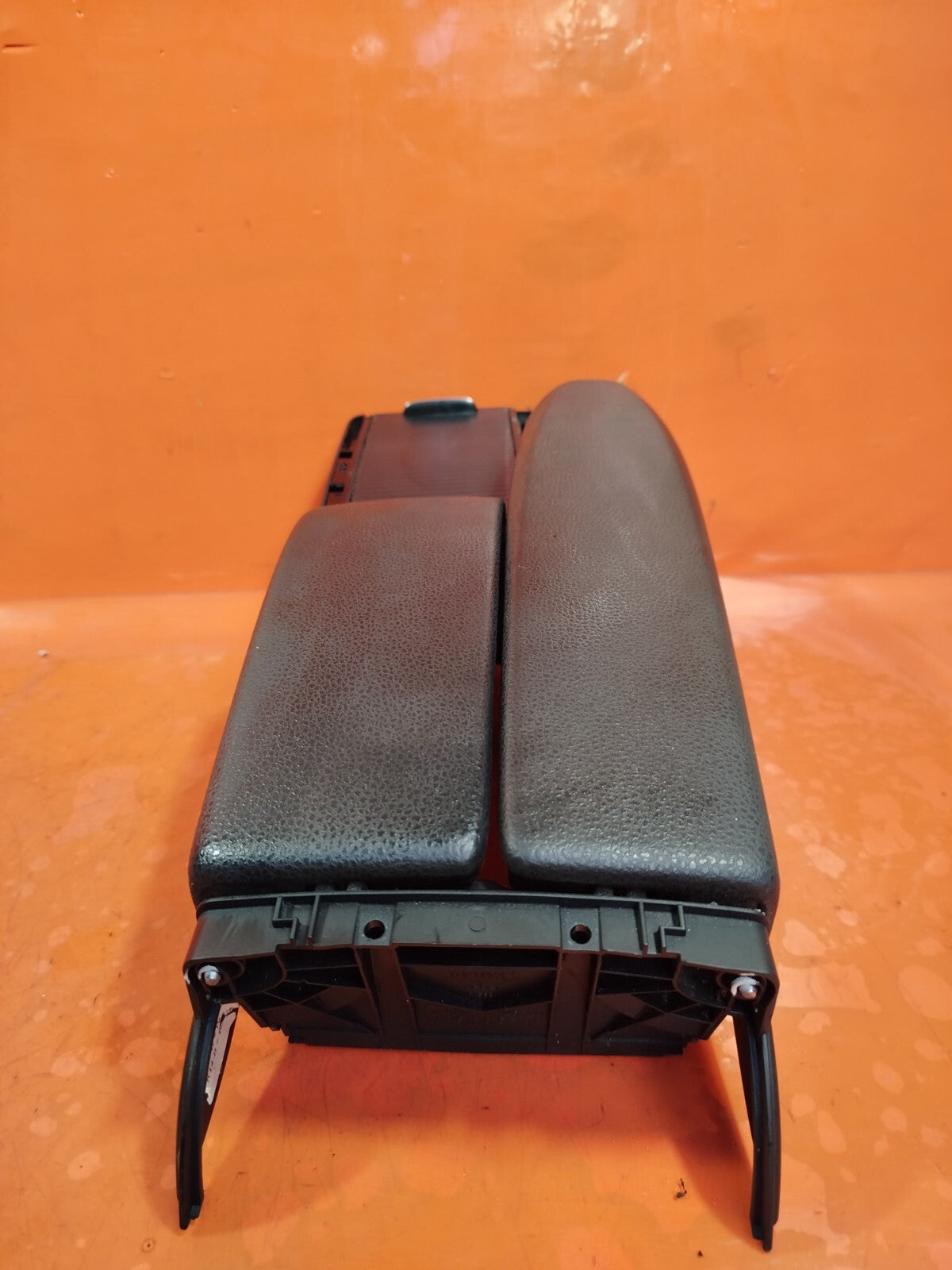 ✅MERCEDES W204 C220 AMG SPORT 2.1 DIESEL 2012 CENTRE CONSOLE LEATHER ARMREST - Image 10