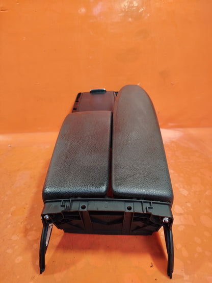✅MERCEDES W204 C220 AMG SPORT 2.1 DIESEL 2012 CENTRE CONSOLE LEATHER ARMREST - Image 10