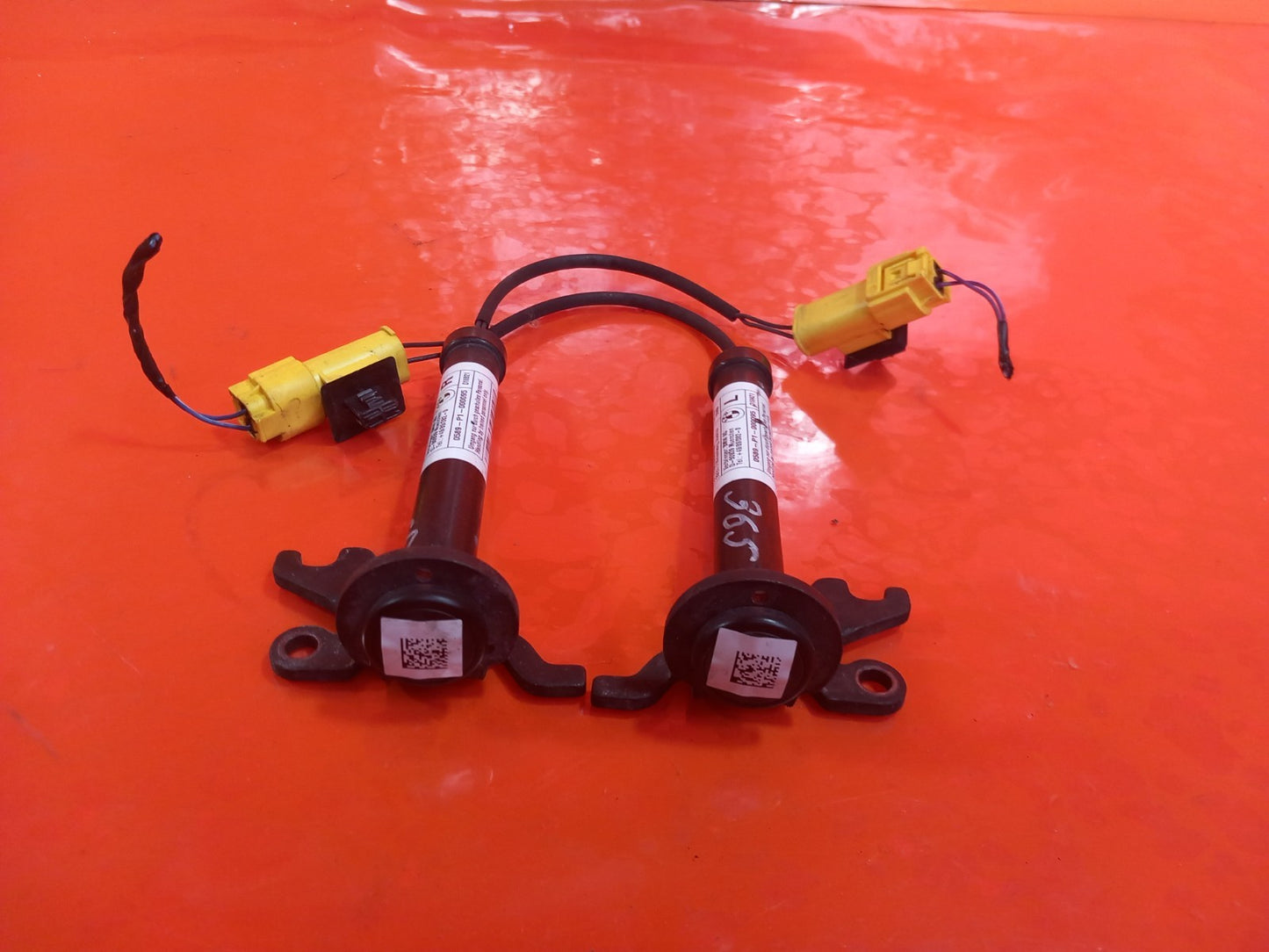 BMW F40 116D 1.5 Diesel 2021 Bonnet Hinge Actuators Pair 0589-P1-000095 A365 - Image 5