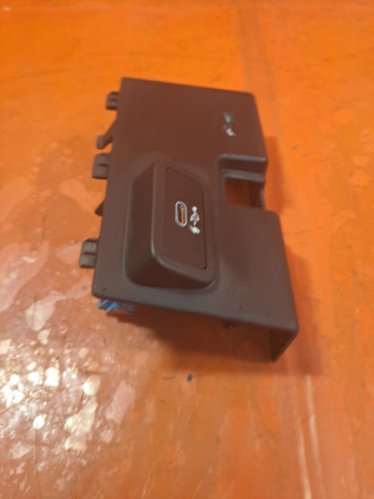 ✅BMW G20 320I M SPORT 2.0 PETROL 2021 CENTRE CONSOLE USB SOCKET PORT 7943067 - Image 5